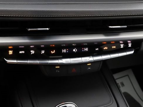 Used 2025 Cadillac XT4 Premium Luxury image 31