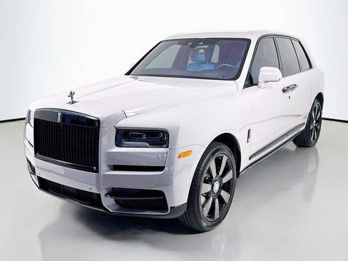 Certified 2022 Rolls-Royce Cullinan w/ Dark Exterior Package AWD/4WD image 3