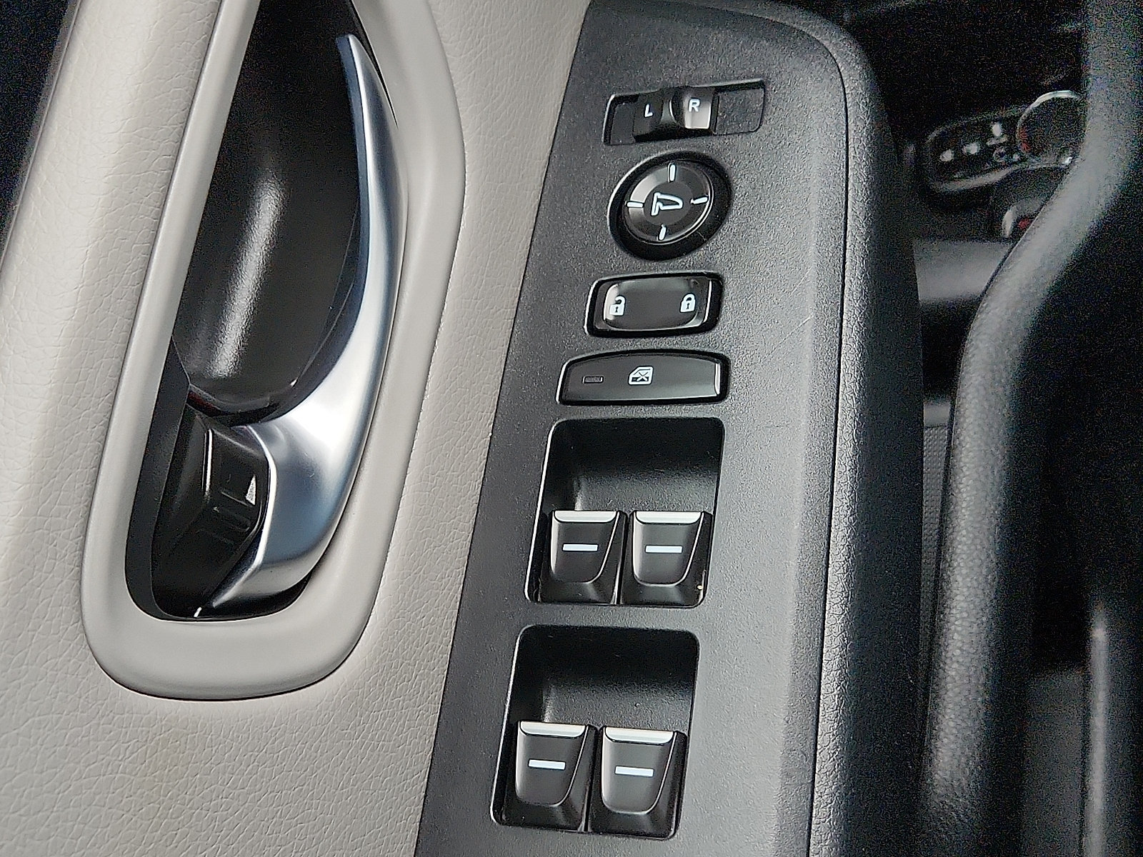 Used 2025 Honda Pilot Touring image 17