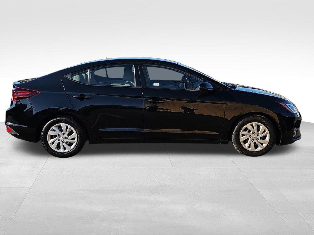 Used 2019 Hyundai Elantra SE FWD image 2