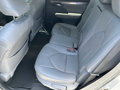 Used 2021 Toyota Highlander Limited FWD image 21