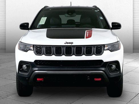 Used 2025 Jeep Compass Trailhawk AWD/4WD image 2