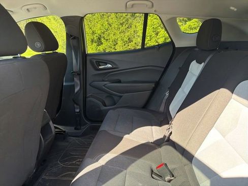 Used 2024 Chevrolet Trax LS w/ LS Convenience Package FWD image 4