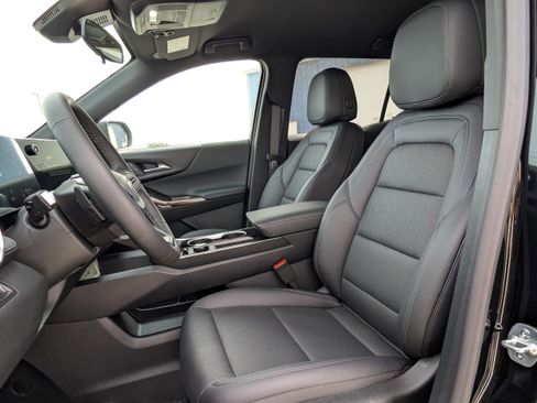 New 2026 Chevrolet Equinox LT w/ Convenience Package II image 2