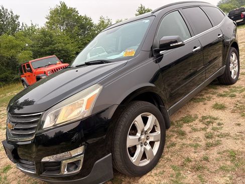Used 2017 Chevrolet Traverse LT w/ Style and Technology Package FWD image 6