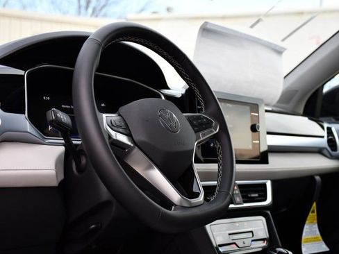 New 2026 Volkswagen Taos SE image 10