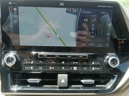 Used 2021 Toyota Highlander Limited FWD image 22