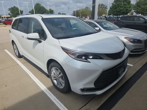 Used 2022 Toyota Sienna Platinum AWD/4WD image 2