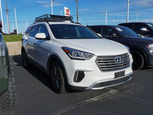 Used 2017 Hyundai Santa Fe SE AWD/4WD image 2