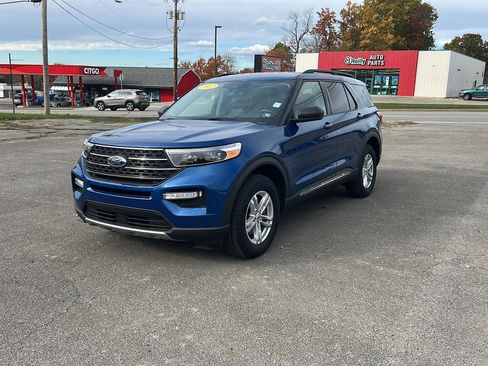 Used 2022 Ford Explorer XLT w/ Equipment Group 202A image 2