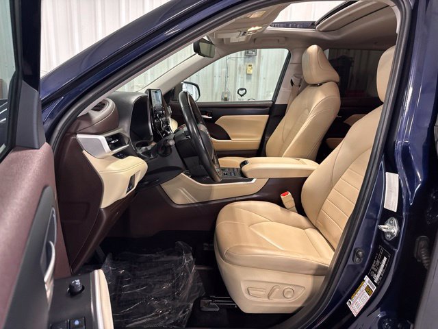 Used 2022 Toyota Highlander XLE AWD/4WD image 38