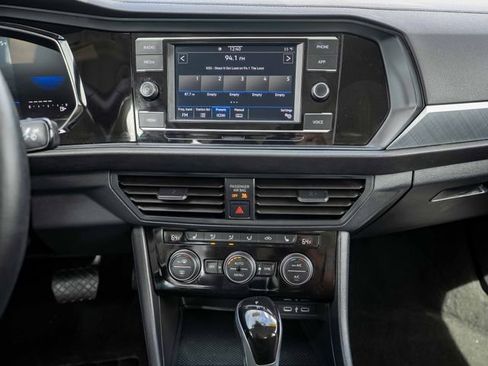 Used 2024 Volkswagen Jetta SE FWD image 29
