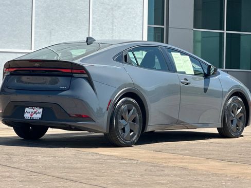 Used 2025 Toyota Prius LE FWD image 4