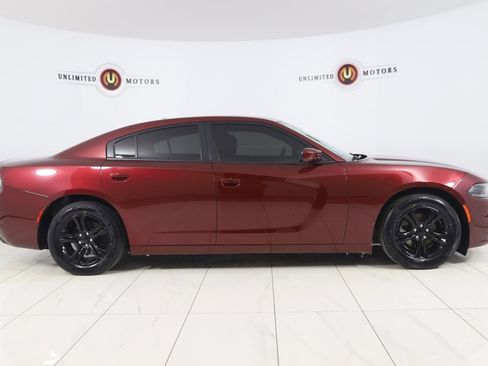 Used 2019 Dodge Charger SXT image 2