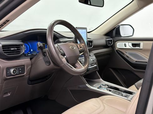 Used 2020 Ford Explorer Platinum w/ Premium Technology Package image 16