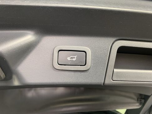 Used 2019 Land Rover Range Rover Velar R-Dynamic SE AWD/4WD image 34