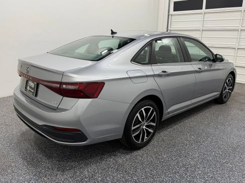 Used 2026 Volkswagen Jetta SE FWD image 6