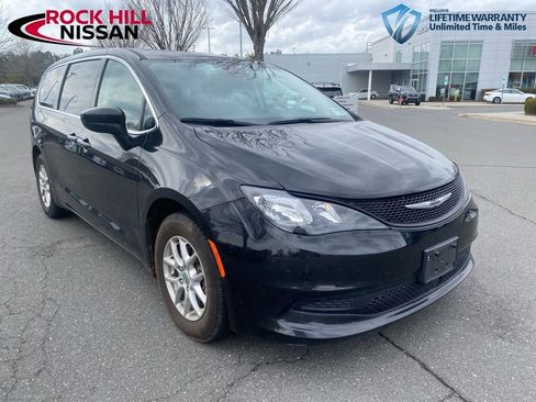 Used 2023 Chrysler Voyager LX image 1