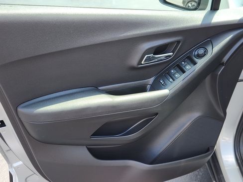 Used 2017 Chevrolet Trax LS FWD image 9