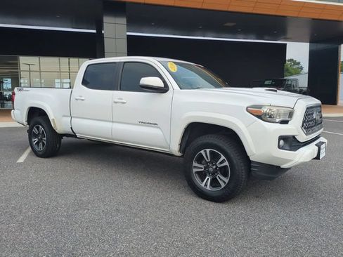 Used 2018 Toyota Tacoma TRD Sport RWD image 2