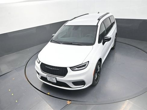 New 2026 Chrysler Pacifica Select image 11