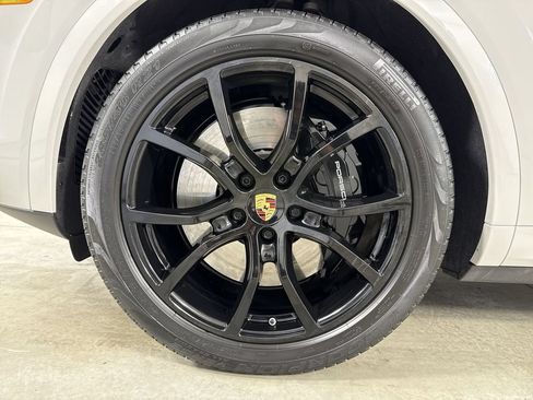 Certified 2023 Porsche Cayenne Turbo AWD/4WD image 13