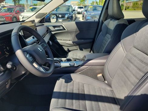 New 2025 Mitsubishi Outlander SE image 18