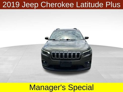 Used 2019 Jeep Cherokee Latitude Plus AWD/4WD image 2