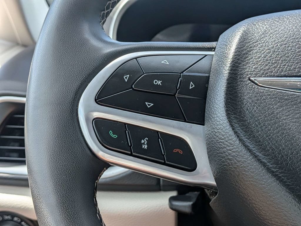 Used 2024 Chrysler Pacifica Touring-L FWD image 32