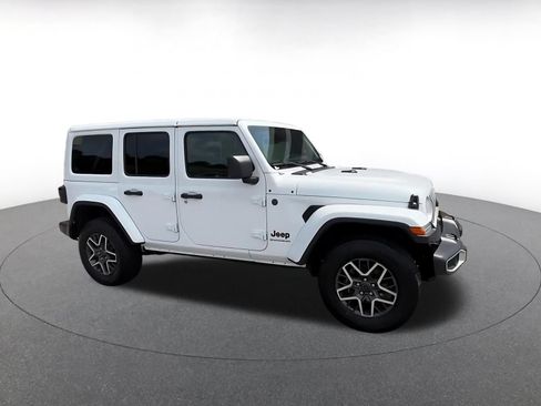 Used 2025 Jeep Wrangler Unlimited Sahara AWD/4WD image 2