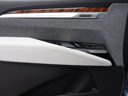 Certified 2025 Cadillac Escalade Premium Luxury Platinum w/ LPO, Floor Liner Package AWD/4WD image 9