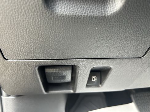 Used 2024 Toyota Highlander XLE AWD/4WD image 17