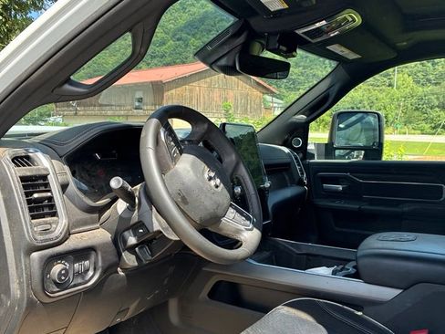 Used 2025 RAM 3500 Laramie AWD/4WD image 10