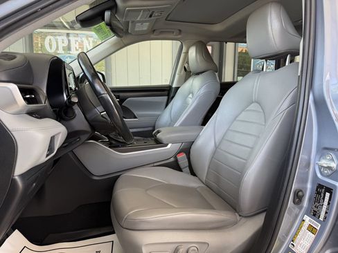 Used 2021 Toyota Highlander XLE FWD image 9