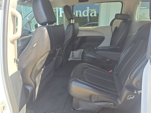Used 2024 Chrysler Pacifica Touring-L FWD image 24