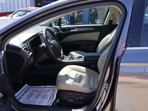 Used 2017 Ford Fusion SE w/ Fusion SE Technology Package FWD image 18