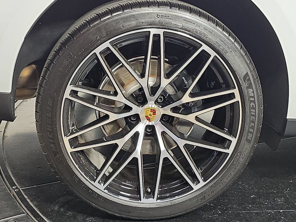 Certified 2026 Porsche Macan AWD/4WD image 29