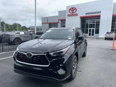 Used 2024 Toyota Highlander XLE FWD image 1