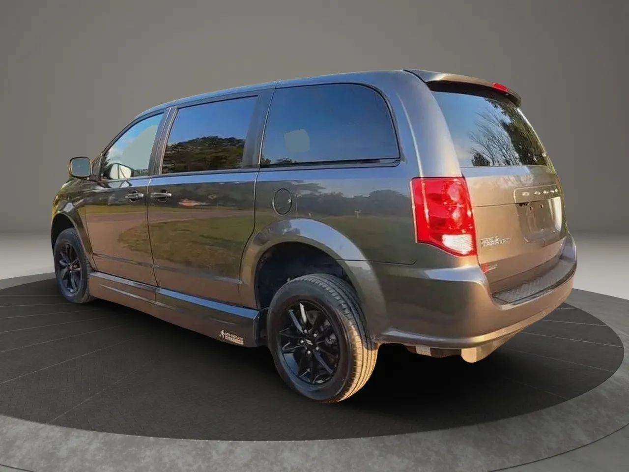 Used 2019 Dodge Grand Caravan SXT w/ Blacktop Package FWD image 2