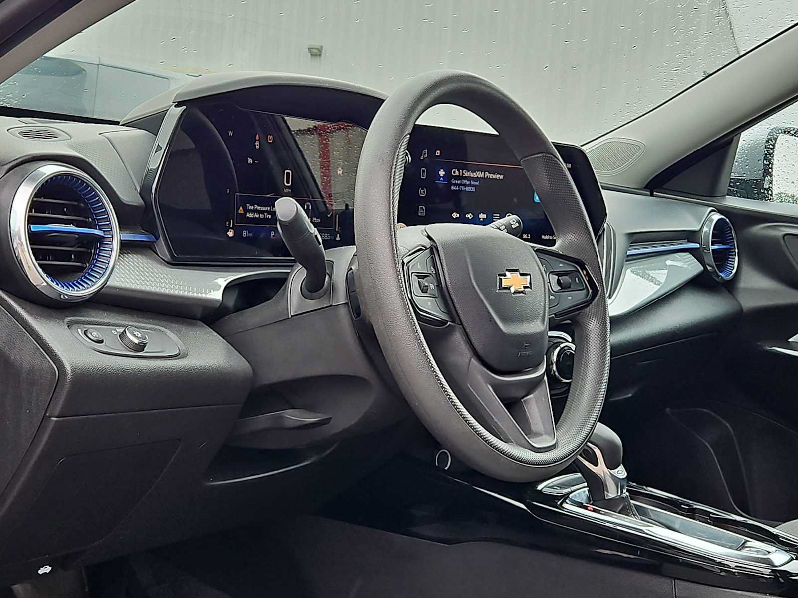 Used 2025 Chevrolet Trax LT FWD image 2