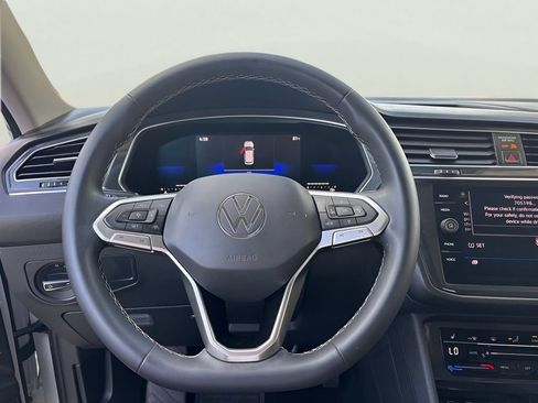 Used 2022 Volkswagen Tiguan SE w/ Panoramic Sunroof Package FWD image 4
