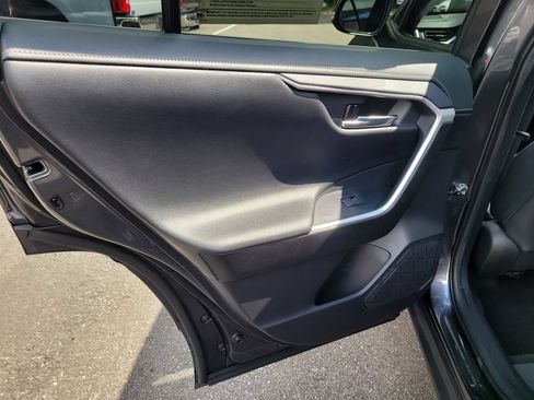 Used 2020 Toyota RAV4 Limited FWD image 10