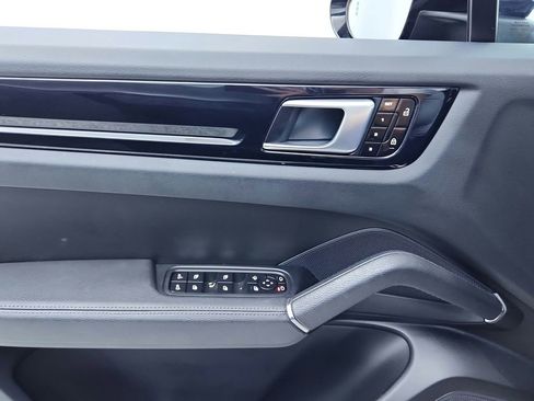 Used 2021 Porsche Cayenne w/ Driver Memory Package image 76
