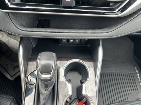 Used 2021 Toyota Highlander Platinum image 32