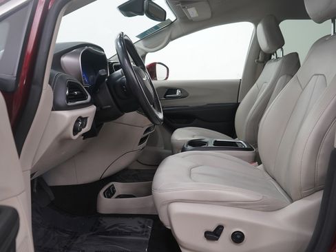 Used 2021 Chrysler Pacifica Touring-L image 21