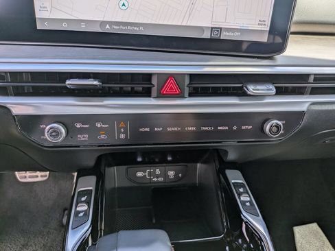 Certified 2026 Kia Sorento SX Prestige AWD/4WD image 28