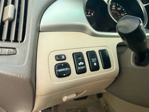 Used 2005 Toyota Highlander 4WD V6 w/ 3rd Row image 33