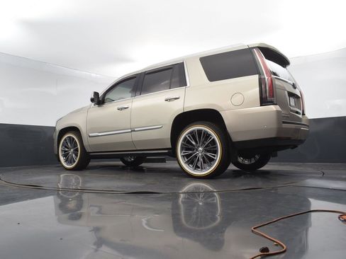 Used 2017 Cadillac Escalade Platinum image 57