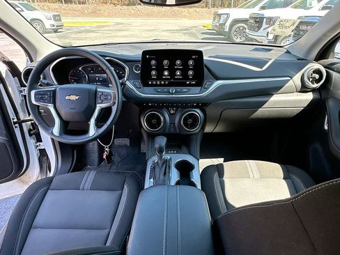 Used 2024 Chevrolet Blazer LT w/ Convenience Package FWD image 3