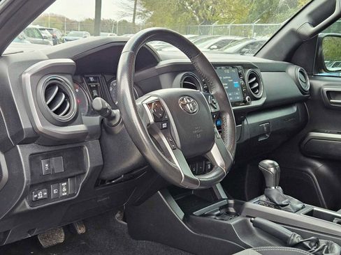 Used 2022 Toyota Tacoma TRD Sport image 2